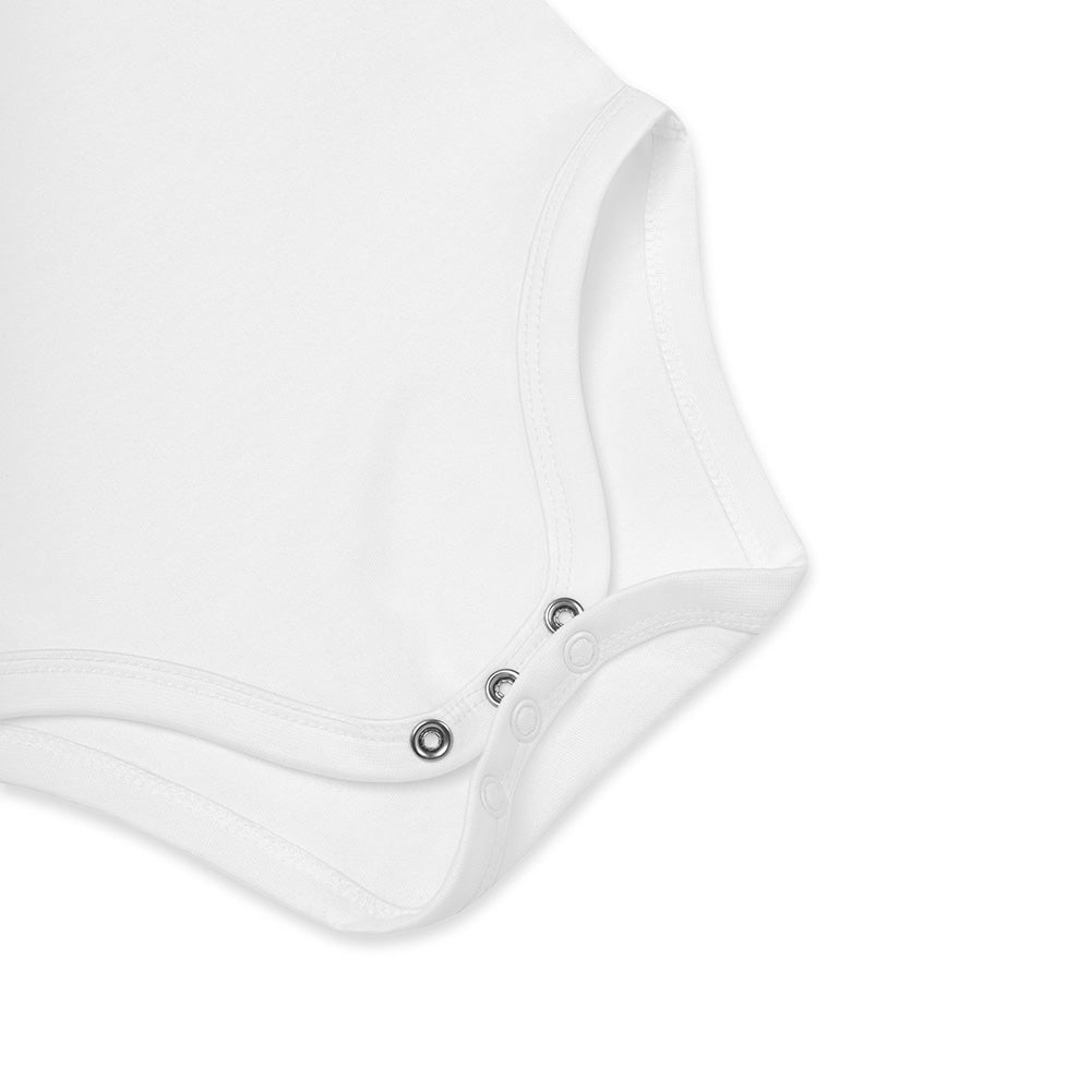 Detail of the snaps on a white baby bodysuit made of 100% organic cotton. It shows three metal snaps.