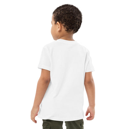 The back of a boy wearing a white t-shirt made of 100% organic cotton.