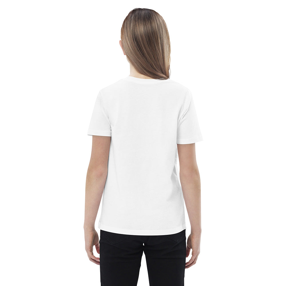 The back of a girl wearing a white t-shirt made of 100% organic cotton.