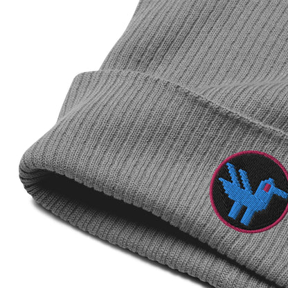 Detail of a grey beanie made of 100% organic cotton with a patch embroidered on the front. The patch is a black circle with a pink border with a blue retro style duck inside.